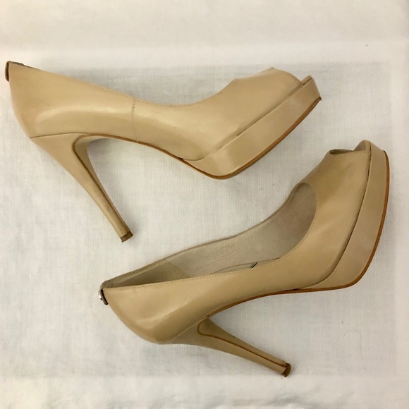 MICHAEL Michael Kors Nude/Tan Peep Toe Heel. Size 8 - Picture 4 of 8